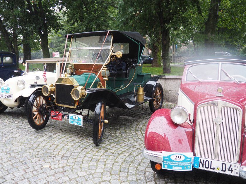 Pojazdy Zabytkowe zawitały w Legnickim Polu